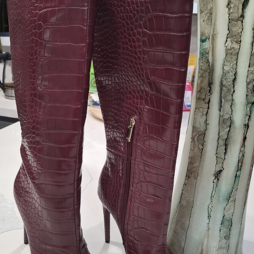 💋Jennifer Lopez  Boots .Elegant Burgundy Croc-Embossed Knee-High Boots💋 - Picture 11 of 12